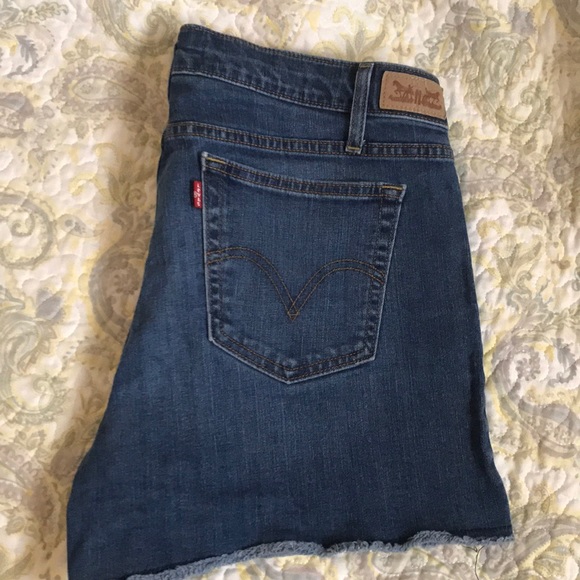Levi jean shorts - Picture 2 of 2